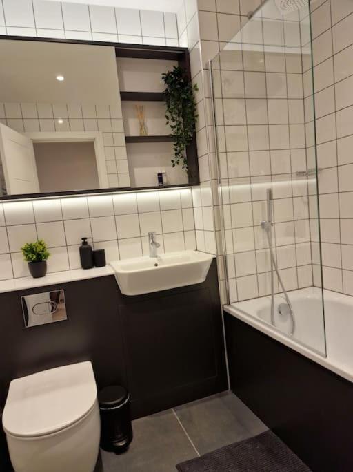 Modern-New Build Apartment In Birmingham Esterno foto
