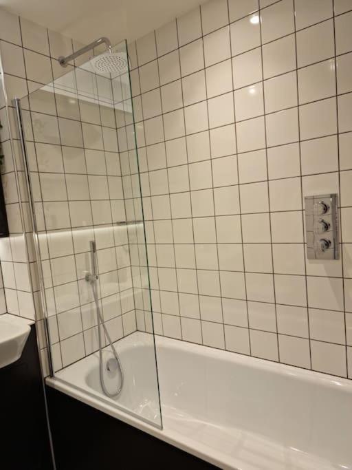 Modern-New Build Apartment In Birmingham Esterno foto