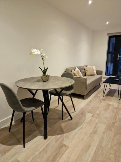 Modern-New Build Apartment In Birmingham Esterno foto